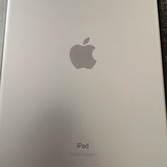 $500 Apple IPad 10.2 Gen 9 256GB WiFi w/case.